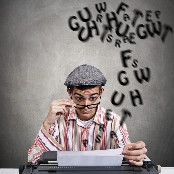 Hombre con máquina de escribir — Foto de Stock