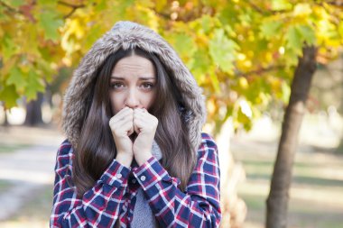 Sonbaharda genç bir kadın