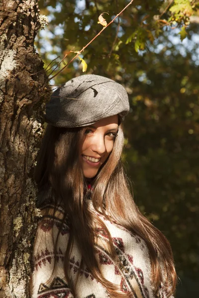 Jeune fille en automne — Photo