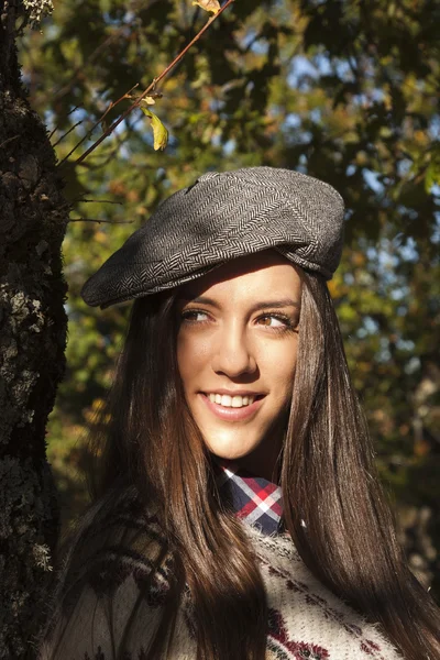 Giovane ragazza in autunno — Foto Stock