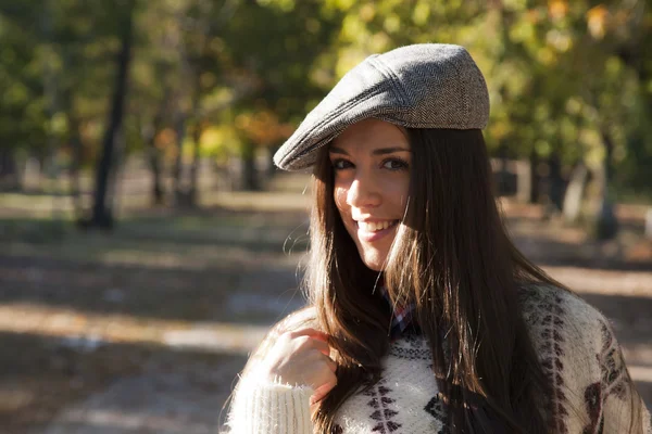 Chica joven en otoño — Foto de Stock