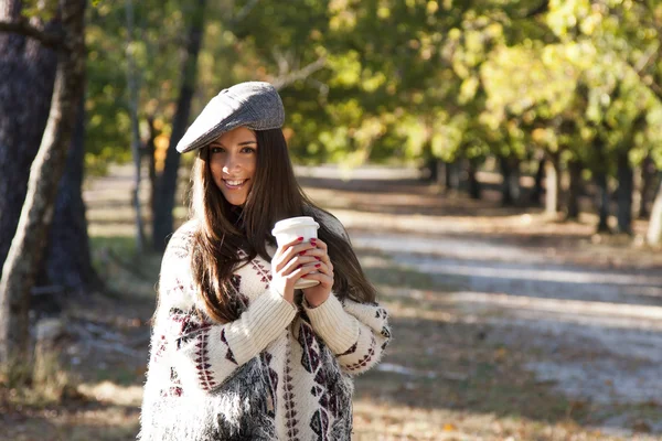 Young girl in autumn — Stock Photo, Image