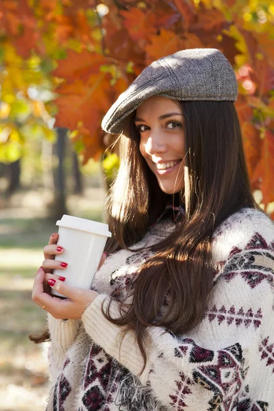 Jong meisje in de herfst — Stockfoto