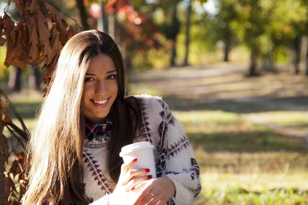 Young girl in autumn — Stock Photo, Image