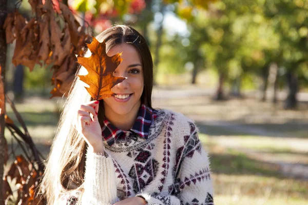 Young girl in autumn — Stock Photo, Image