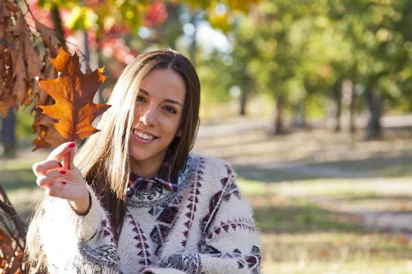 Young girl in autumn — Stock Photo, Image