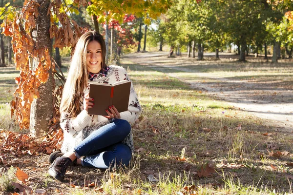 Mujer joven leyendo — Foto de Stock