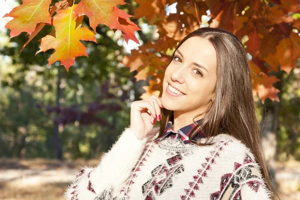 Young woman in autumn — Stock Photo, Image