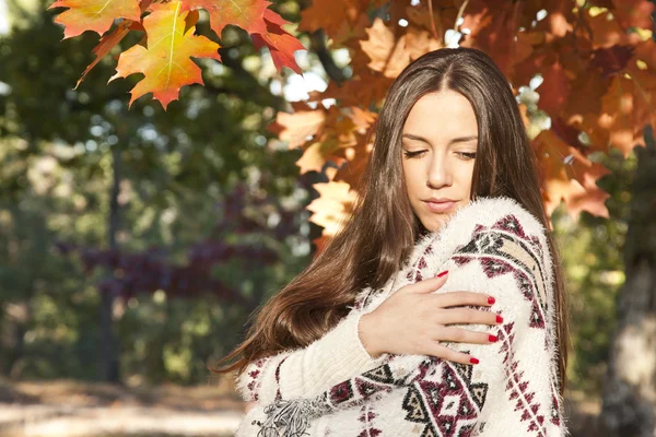 Молодая женщина осенью — стоковое фото
