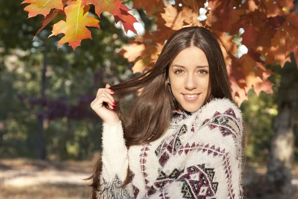 Mujer joven en otoño — Foto de Stock