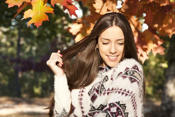 Young woman in autumn — Stock Photo, Image