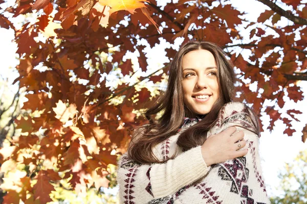 Jonge vrouw in de herfst — Stockfoto