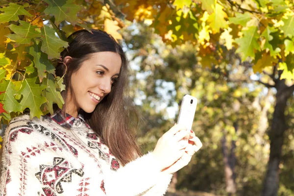 Giovane ragazza con telefono — Foto Stock