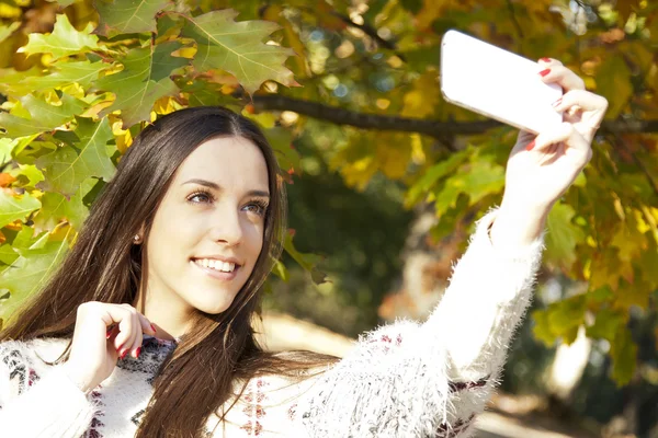 Jong meisje met telefoon — Stockfoto