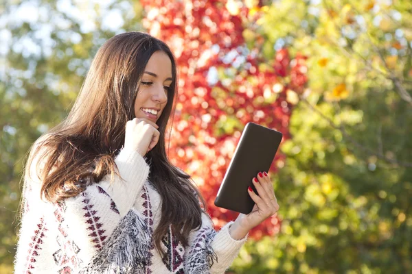 Menina telefone ao ar livre — Fotografia de Stock