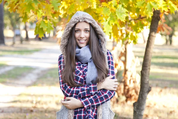 Chica joven en otoño — Foto de Stock