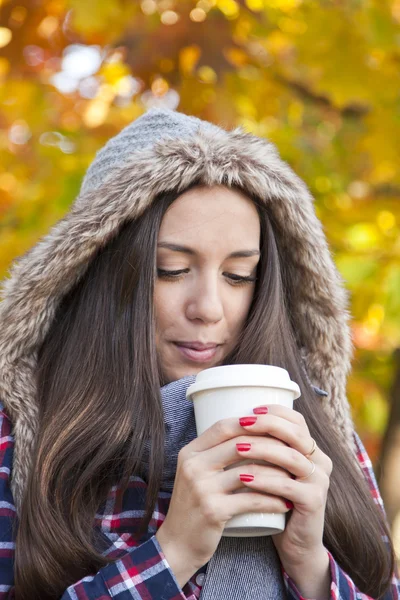 Giovane donna in autunno — Foto Stock