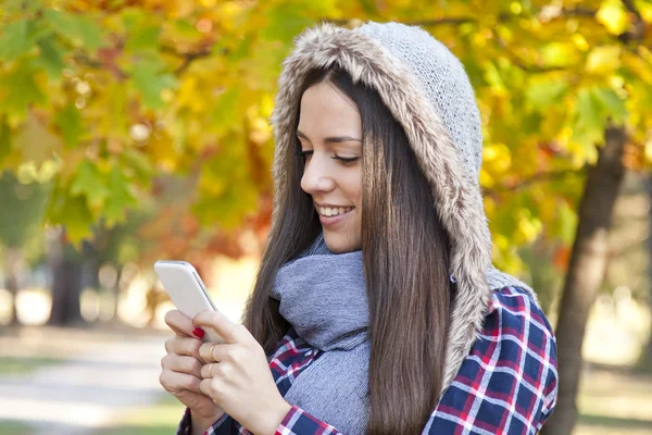 Mujer tecnologia otoño — Foto de Stock