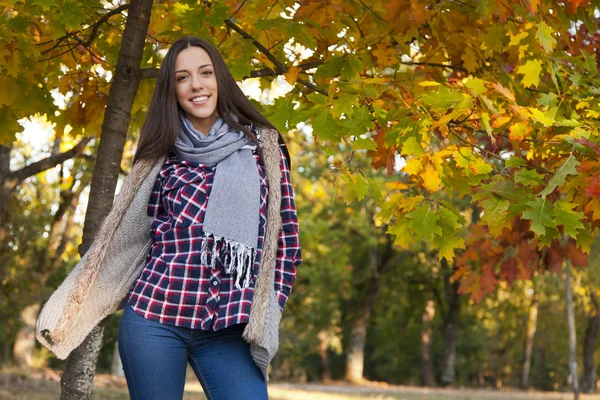 Young girl in autumn — Stock Photo, Image