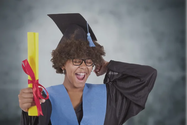 Chica celebrando la graduación — Foto de Stock