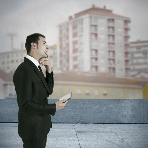 Empresário com o tablet — Fotografia de Stock