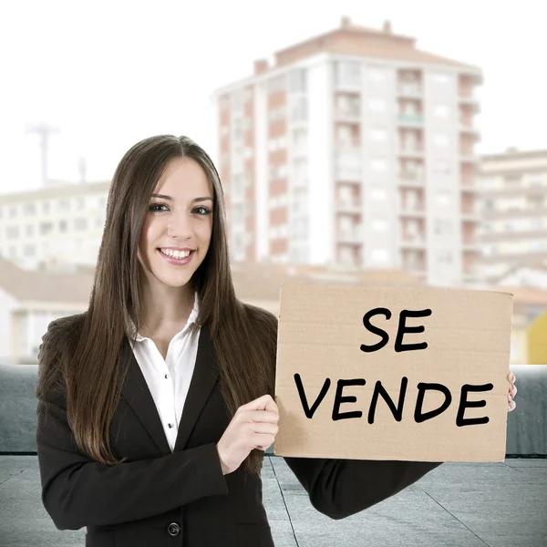 Donna agente immobiliare con segno — Foto Stock