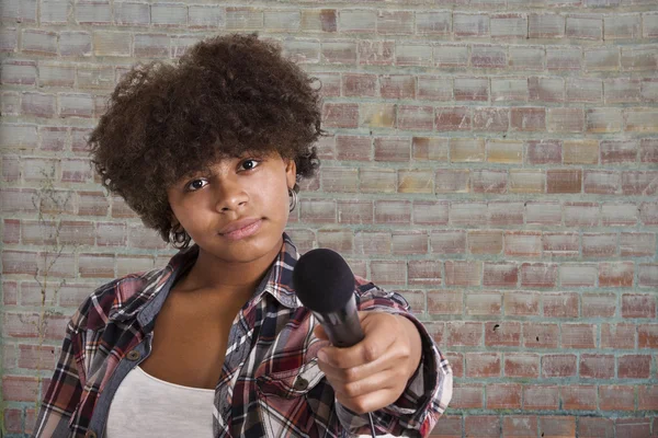 Girl singing with microphone — Stock Photo, Image