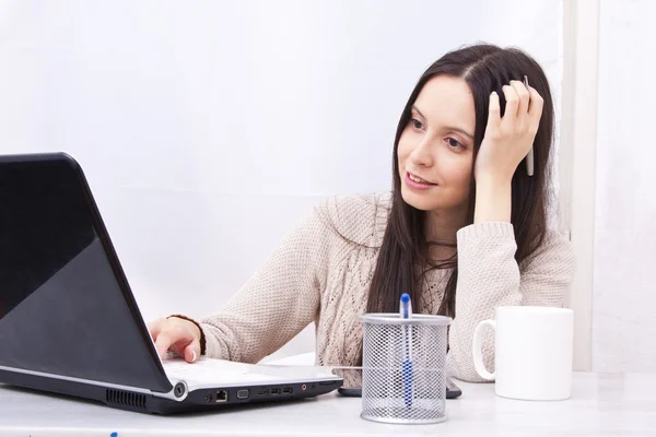 Woman with computer — Stock Photo, Image