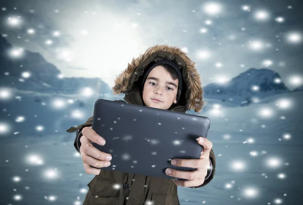 Enfant dans la neige — Photo