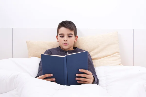 Niño durmiendo en la habitación — Foto de Stock