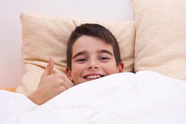 Ragazzo dormire su stanza — Foto Stock