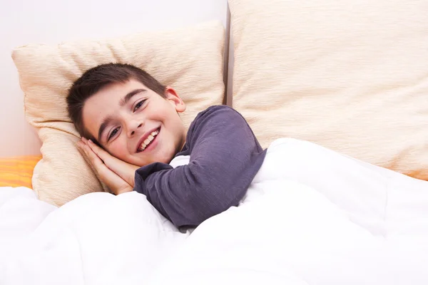 Niño durmiendo en la habitación —  Fotos de Stock