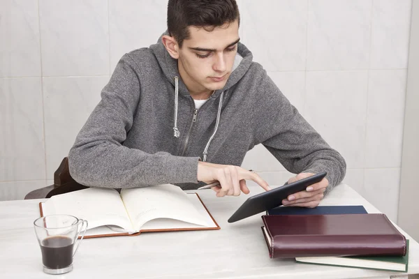 Hombre joven estudiando —  Fotos de Stock