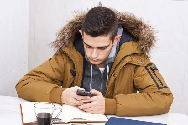 Mobiltelefon, livsstil — Stockfoto