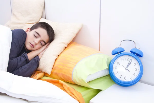 Garçon dormir sur la chambre Images De Stock Libres De Droits