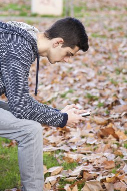 genç delikanlı ile hareket eden telefon