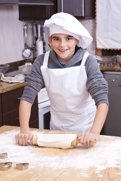 Дитина з тістом на кухні — стокове фото