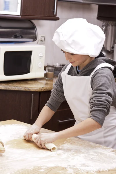 Niño con masa en la cocina —  Fotos de Stock