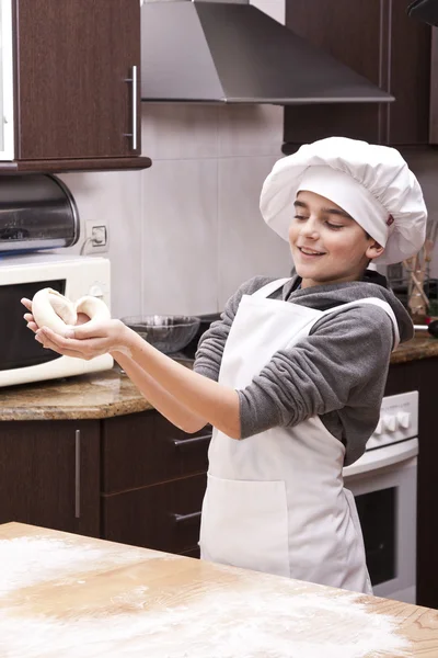Дитина з тістом на кухні — стокове фото