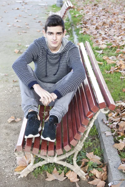 Jonge jongen buiten levensstijl — Stockfoto