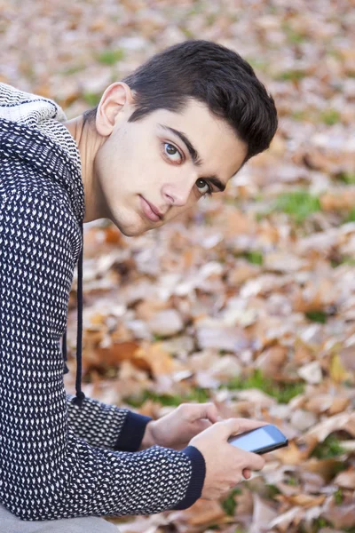 Jonge jongen buiten levensstijl — Stockfoto