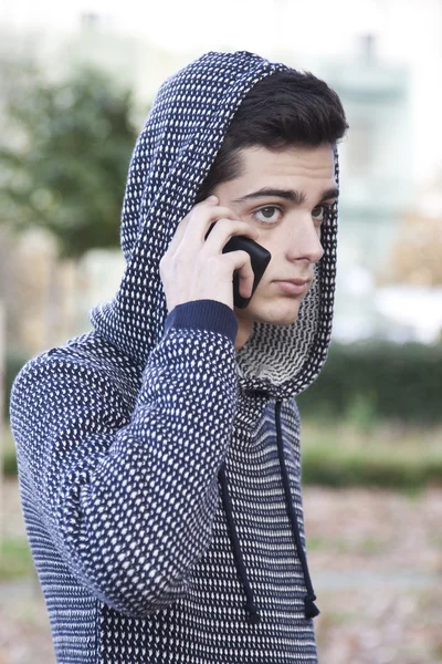 Joven adolescente chico con teléfono móvil —  Fotos de Stock