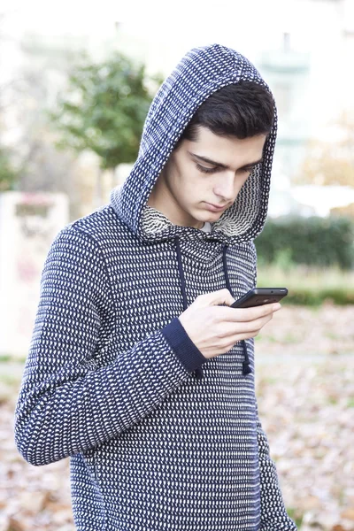 Ung tonåring pojke med mobiltelefon — Stockfoto