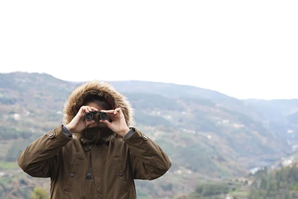 Mirando al aire libre a través de binoculares —  Fotos de Stock