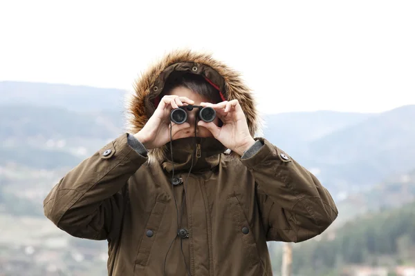 Mirando al aire libre a través de binoculares — Foto de Stock