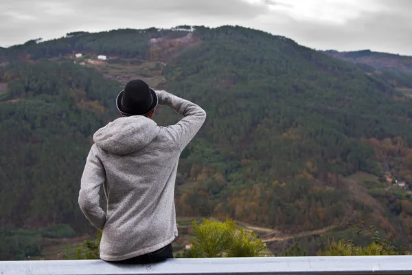 Outdoor looking through binoculars — Stock Photo, Image