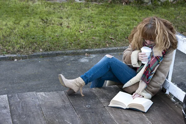 Mujer adulta con libro — Foto de Stock