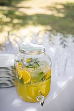 Festival masasında büyük bir şişe limonata duruyor. Yüksek kalite fotoğraf