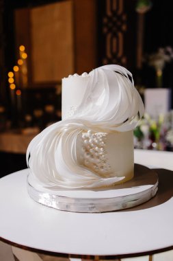 Büyük, beyaz, en güzel pastaya yakın plan. Yüksek kalite fotoğraf