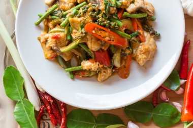 Balık baharatlı köri ile karıştırın